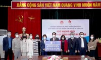 3000 weiße Stöcke an Sehbehindertenverband Vietnams überreicht