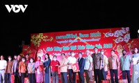 Übergabe der Geschenke an Vietnamesen in Laos