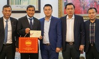 Parlamentspräsident Vuong Dinh Hue gratuliert zum Erfolg der Frauenfußball-Mannschaft