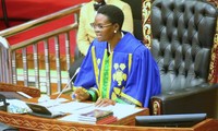 Parlamentspräsident Vuong Dinh Hue gratuliert der tansanischen Parlamentspräsidentin