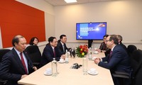 Premierminister Pham Minh Chinh trifft Vertreter der weltweit führenden Konzerne