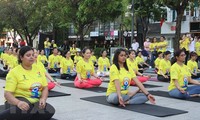 Fast 1000 Menschen beteiligen sich am Joga-Auftritt in Ho-Chi-Minh-Stadt