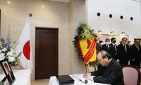 Die Spitzenpolitiker Vietnams schreiben ins Kondolenzbuch zum Gedenken des japanischen Ex-Premierministers Abe Shinzo