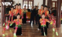 Großer Auftritt des Xoe-Tanzes der Volksgruppe Thai