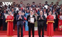 Staatspräsident Nguyen Xuan Phuc nimmt an der Ehrenzeremonie der ausgezeichneten Bauern teil