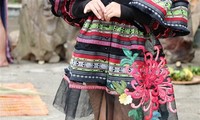 Modenschau der Ao Dai-Tracht und Brokat-Mode in der Provinz Kon Tum