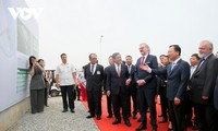 Der tschechische Premierminister besucht das Projekt der Fabrik Škoda Auto