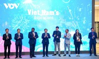 Parlamentspräsident Vuong Dinh Hue nimmt an Eröffnung der Ausstellung „Vietnams Ambition” teil