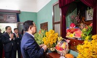Parlamentspräsident Vuong Dinh Hue zündet Räucherstäbchen bei Gedenkstätte für Präsident Ho Chi Minh an