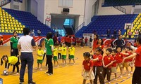 Mehr als 240 Kinder nehmen an der Sportveranstaltung für Kindergärten im Stadtbezirk Ba Dinh teil