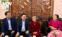 Parlamentspräsident Vuong Dinh Hue besucht Heldenmütter in der Provinz Dak Nong