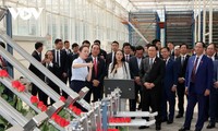 Parlamentspräsident Vuong Dinh Hue besucht einige Wirtschaftsmodelle in Yunnan 