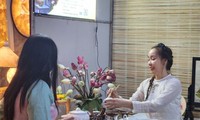 Das Lotus-Fest in Hue zieht Touristen an
