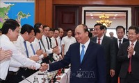 Le président Nguyên Xuân Phuc travaille dans le Centre du pays