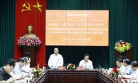 Le président Nguyên Xuân Phuc travaille avec le comité du Parti de Hung Yên