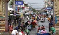 ĐSQ VN tại Băng cốc thăm hỏi gia đình kiều bào ở Thái Lan bị lũ lụt