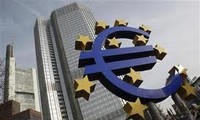 Tác động từ việc S&P hạ bậc tín nhiệm một loạt nước EU