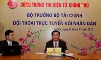 Bộ trưởng Bộ Tài chính Vương Đình Huệ đối thoại trực tuyến với nhân dân 