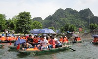  Trại hè VN 2012: Thăm khu du lịch Tràng An và chùa Bái Đính, tỉnh Ninh Bình