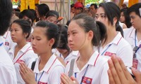 Hình ảnh các thanh niên, sinh viên kiều bào dự lễ cầu siêu tại tỉnh Thái Bình
