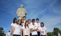 Thanh niên, sinh viên kiều bào về thăm quê hương chủ tịch Hồ Chí Minh