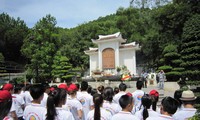 Chùm ảnh Đoàn đại biểu thanh niên, sinh viên kiều bào thăm ngã ba Đồng Lộc
