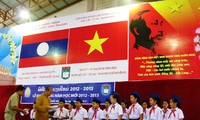 Con em Việt kiều tại Lào mừng khai giảng năm học mới