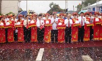 Chủ tịch Quốc hội Nguyễn Sinh Hùng cắt băng thông xe cầu Bến Thủy 2