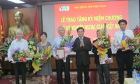 Trao Kỷ niệm chương Ngoại giao cho 7 cán bộ Đài Tiếng nói Việt Nam