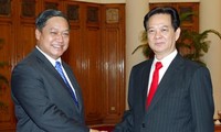 Thủ tướng Nguyễn Tấn Dũng tiếp Bộ trưởng Bộ QP Thái Lan Sukumpol Suwanatat