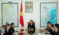 Thủ tướng Nguyễn Tấn Dũng làm việc với các chuyên gia tư vấn về kinh tế -xã hội