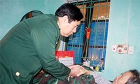 Bộ trưởng Quốc phòng Phùng Quang Thanh chúc Tết các thương, bệnh binh Hà Nam
