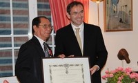 Nguyên đại sứ Việt Nam tại Pháp nhận Huân chương Bắc đẩu bội tinh