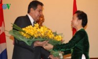 Phó Chủ tịch nước Nguyễn Thị Doan trao huân chương Hữu nghị cho Đại sứ Cuba tại Việt Nam