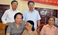 Phó Chủ tịch nước Nguyễn Thị Doan tặng quà gia đình chính sách