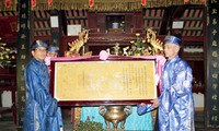 Trao tặng bản gốc sắc phong thời nhà Nguyễn cho 3 làng