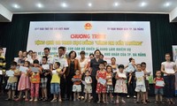 Phó Chủ tịch nước Nguyễn Thị Doan trao học bổng cho trẻ em có hoàn cảnh khó khăn 