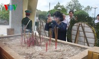 Phó Chủ tịch Quốc hội Nguyễn Thị Kim Ngân tưởng niệm các anh hùng liệt sỹ tại Quảng Trị