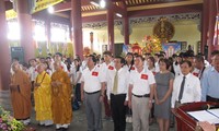 Đoàn thanh niên kiều bào dự Đại lễ cầu siêu tưởng niệm các anh hùng liệt sĩ và đồng bào tại Đà Nẵng