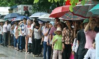 Hàng nghìn người dân vào lăng viếng Chủ tịch Hồ Chí Minh