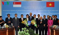 Nguyên Thủ tướng Singapore Gok Chok Tong dự lễ trao giấy chứng nhận đầu tư tại thành phố Hồ Chí Minh