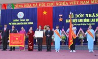 Phó chủ tịch nước Nguyễn Thị Doan trao danh hiệu Anh hùng Lao động cho Trường THPT Chuyên Hùng Vương