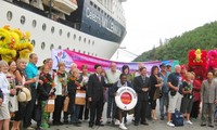 Tàu biển Celebrity Millennium chở hơn 1.000 du khách cập cảng Chân Mây 