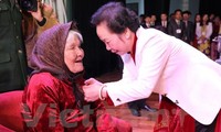 Phó Chủ tịch nước Nguyễn Thị Doan trao tặng danh hiệu “Bà mẹ Việt Nam Anh hùng” tại tỉnh Bắc Ninh