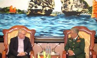 Thượng tướng Nguyễn Chí Vịnh tiếp cựu Đại sứ Mỹ tại Việt Nam Michael Michalak 