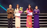 Chủ tịch Quốc hội Nguyễn Sinh Hùng dự lễ trao giải Cuộc thi viết “Sự hy sinh thầm lặng”