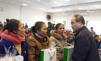 Lãnh đạo Đảng, Nhà nước tặng quà Tết cho các hộ nghèo