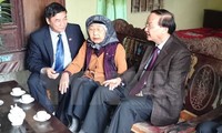 Trưởng Ban Tổ chức Trung ương Tô Huy Rứa thăm, tặng quà các gia đình chính sách tỉnh Bắc Ninh 