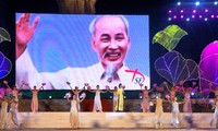 Chủ tịch Quốc hội Nguyễn Sinh Hùng dự khai mạc Lễ hội làng Sen 2015