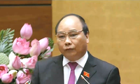 Phó Thủ tướng Chính phủ Nguyễn Xuân Phúc trả lời chất vấn của đại biểu Quốc hội 